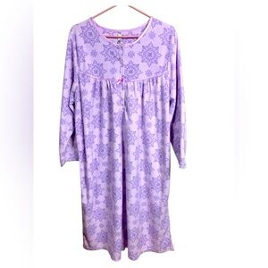Dream Sleepers NWOT  Lovely Lilac Fleece Nightgown Cozy and Warm